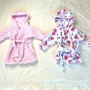 Bundle of two baby girl bath robes size 0-9 months. GREAT CONDITION, very soft.